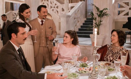 Grand Hotel: Η Αλίκη μαθαίνει ότι ο Χατζημήτρος καλύπτει τον δολοφόνο του Πέτρου