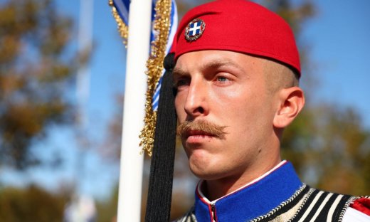 28η Οκτωβρίου: Συγκίνησε το βλέμμα του Εύζωνα στη στρατιωτική παρέλαση