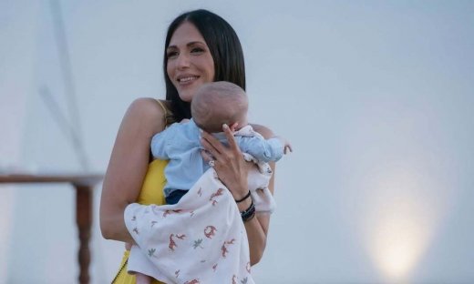 Ανθή Βούλγαρη: Το νέο καρέ με τον επτά μηνών γιο της στην παρέλαση για την εθνική επέτειο