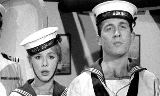 «Η Αλίκη στο Ναυτικό»: Οι 16 ναύτες που έμοιαζαν σαν 100 και ο καβγάς που σταμάτησε τα γυρίσματα