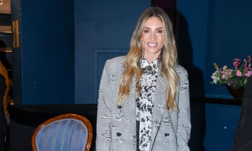 Αθηνά Οικονομάκου: Το chic look που τράβηξε τα βλέμματα - Oversized σακάκι & μπότες μέχρι το γόνατο!