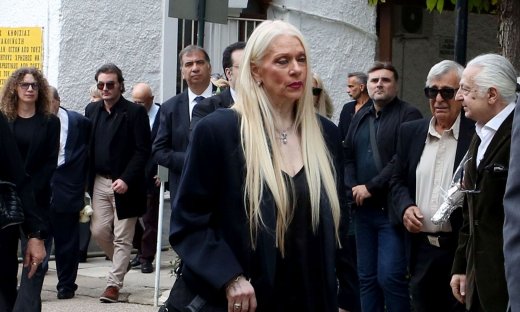 Το τελευταίο «αντίο» στον Γιώργο Νιάρχο – Καταρρακωμένη η Μάρα Θρασυβουλίδου