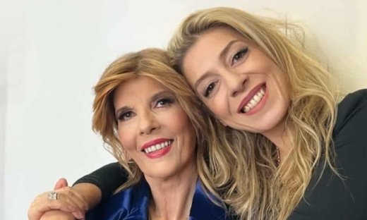 Κατερίνα Στανίση: Τραγουδά μαζί με τη Φρόσω Στυλιανού... «Αυτά που δεν πρέπει»