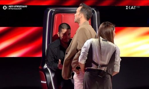 Επική στιγμή στο The Voice - Η Παπαρίζου κοίταξε τα… «οπίσθια» του Μουζουράκη: «Mickey…τας τον...»
