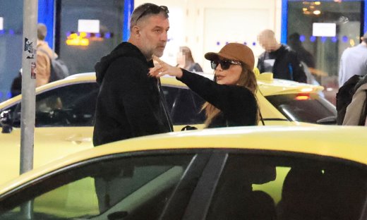 Βανδή - Μπισμπίκης: Καρέ καρέ η άφιξή τους στο αεροδρόμιο μετά το ρομαντικό ταξίδι στην Ιταλία