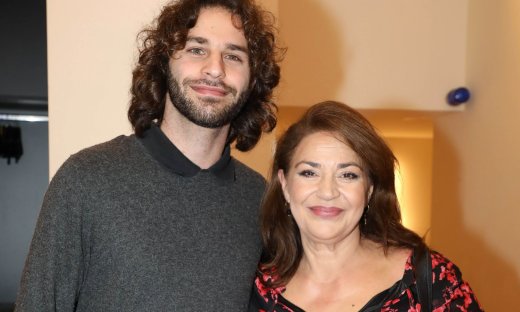 Μαρία Φιλίππου: Σπάνια εμφάνιση με τον γιο της, Φίλιππο Σκουτέλη – Η αλλαγή στην εμφάνισή του