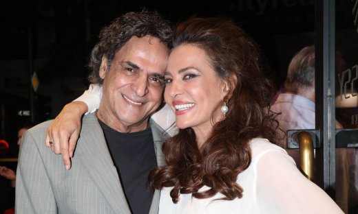 Δήμητρα Ματσούκα: Η πρεμιέρα, η λαμπερή εμφάνιση και η αγκαλιά με τον τραγουδιστή πατέρα της