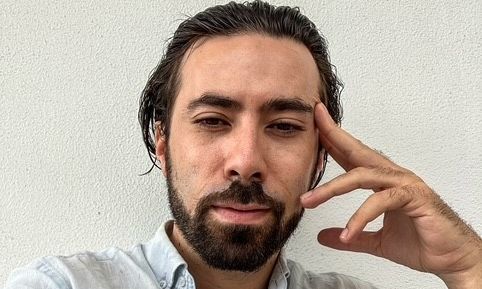 Αντώνης Καλομοιράκης-Αποκλειστικά στο gossip-tv: «Το γέλιο δίνει ζωή... Είναι μια πράξη ελευθερίας»