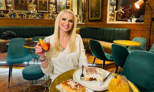 «Happy Hours»: Η Μάγδα Τσέγκου σπάει πιάτα χωρίς έλεος στα Αναφιώτικα 