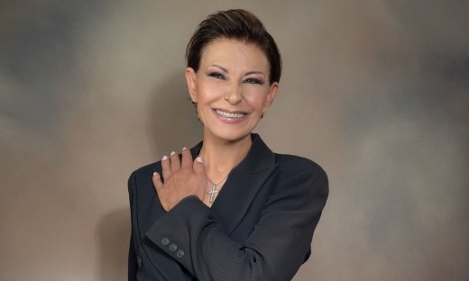 «Χορεύει το Ζεϊμπέκικο» στο νέο της videoclip η Κωνσταντίνα