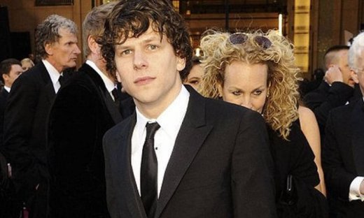 Συγκλονίζει ο Jesse Eisenberg: «Σε έξι εβδομάδες δωρίζω το ένα νεφρό μου σε άγνωστο άνθρωπο»