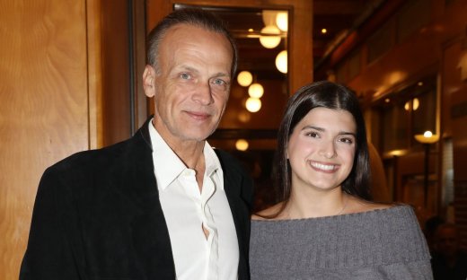 Νίκος Παπαδόπουλος: Έξοδος με την κόρη του, Αγγελίνα – Τα χαμόγελα & η σπάνια εμφάνιση της ηθοποιού