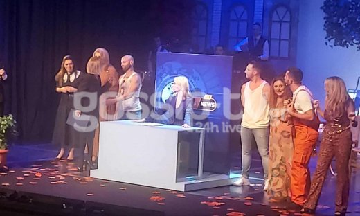 Η Σία Κοσιώνη έκανε ντεμπούτο στο θεατρικό σανίδι με το «Παραδοσιακώς Ακατάλληλο»-Αποκλειστικές φωτό