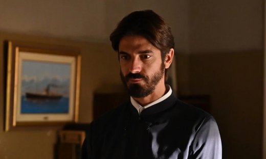 Άγιος Έρωτας: Ο πάτερ Νικόλαος ορμάει στο φλεγόμενο σπίτι, βρίσκει τη Δώρα αναίσθητη και την σώζει