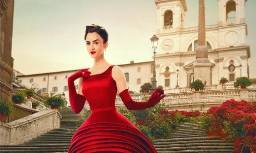 Ποια «Emilly in Paris»; Emilly in... Πετράλωνα! Η Λίλη Κόλινς φωτογραφήθηκε σε γειτονιά της περιοχής