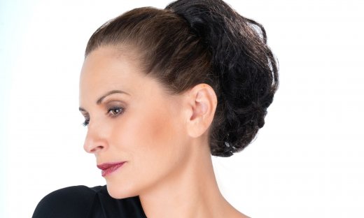 Σοφία Βέμπο–Η Μεγάλη Ελληνίδα: Η Παπαθωμά ενσαρκώνει τη γυναίκα-σύμβολο που έγινε η φωνή της Ελλάδας