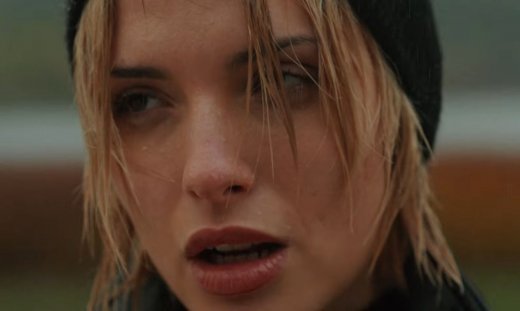 Κατερίνα Λιόλιου: Μας ταξιδεύει στα μαγικά τοπία της Πελοποννήσου μέσα από το νέο της music video