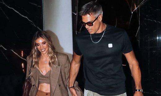 Αθηνά Οικονομάκου: Απλώνει το χέρι της για να πιάσει… τον Τσερέλα αλλά το χέρι δεν είναι δικό του