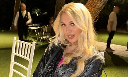 Κωνσταντίνα Σπυροπούλου: Σε μάθημα «οδήγησης» μαζί με τους γιους της - Το απίστευτο καρέ!