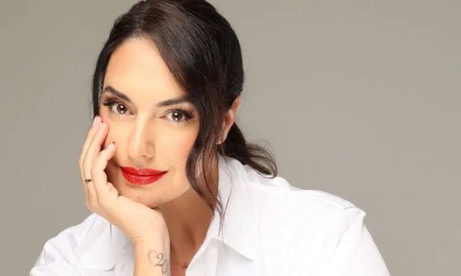 Νόνη Δούνια: H εξομολόγηση για την εμμηνόπαυση: «Η κάθε μου τσάντα έχει και μια βεντάλια μέσα»