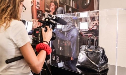 Η πρωτότυπη τσάντα Birkin στην Ιαπωνία έπειτα από την αγορά της έναντι 8,6 εκατ. ευρώ