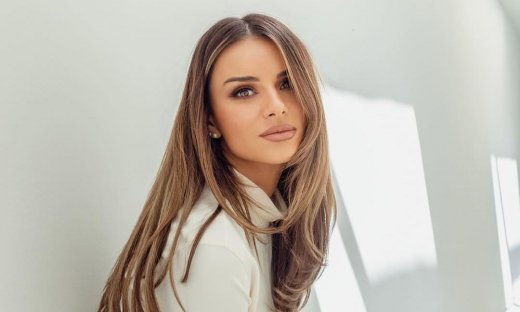 Το νέο τρυφερό story της Ελένης Τσολάκη - Χριστουγεννιάτικη προετοιμασία με την κόρη της αγκαλιά