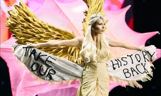 Καλλιστεία Miss Universe – Η Μαρία Χατζηπαύλου ντυμένη ως «Νίκης της Σαμοθράκης»