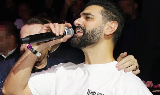 Σπάνια δημόσια εμφάνιση για τον Σαρμπέλ – Πού τον εντοπίσαμε;