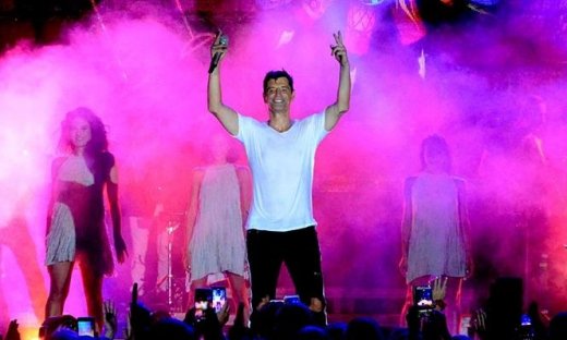 Σάκης Ρουβάς: Καρέ καρέ το ατύχημα του στη σκηνή που «πάγωσε» τους θαμώνες