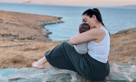 Ευρυδίκη Βαλαβάνη: Στόλισε το Χριστουγεννιάτικο δέντρο με το μωρό της – Το βίντεο με τη μαμά της