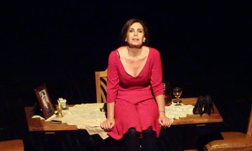 Κατερίνα Διδασκάλου: Ατύχημα στο θέατρο για την ηθοποιό - Με δεμένο χέρι μετά τον τραυματισμό