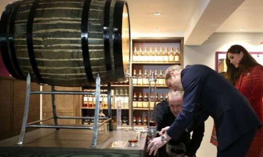 Ο βασιλιάς Κάρολος καμαρώνει για το νέο oυίσκι από τους κήπους του στο Γκλόστερσαϊρ