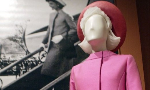 Σε δημοπρασία το παλτό της Ζακλίν Κένεντι Ωνάση από τη βραδιά των εκλογών του 1960