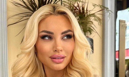 Αλεξάνδρα Παναγιώταρου: Με καρό πιτζάμες και κρασί στόλισε το πιο glamorous δέντρο!