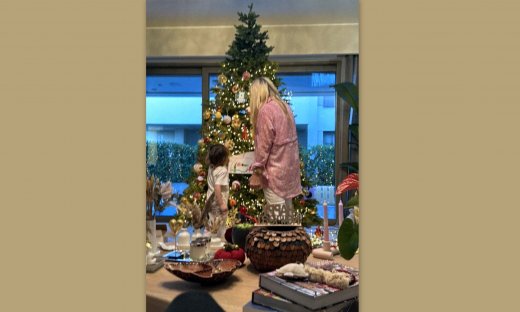 Οικονομάκου: Στόλισε με τα παιδιά της αλλά γιατί άφησε «γυμνή» την κορυφή του δέντρου;
