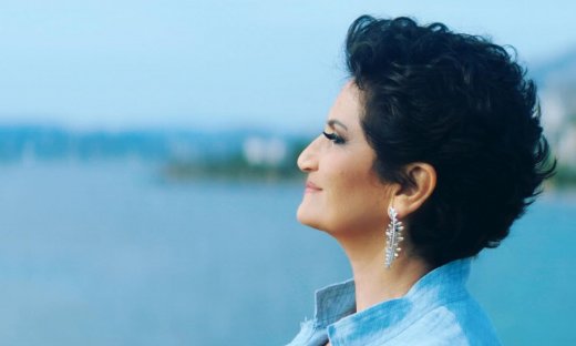 Άλκηστις Πρωτοψάλτη: Στην παράσταση δεν παίζω ως ηθοποιός, αλλά αφηγούμαι τη ζωή του Ξυλούρη