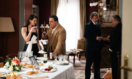 Το Σπίτι Δίπλα Στο Ποτάμι: Η Θεοδώρα έρχεται στον Πειραιά για τους αρραβώνες της Μαγδαληνής