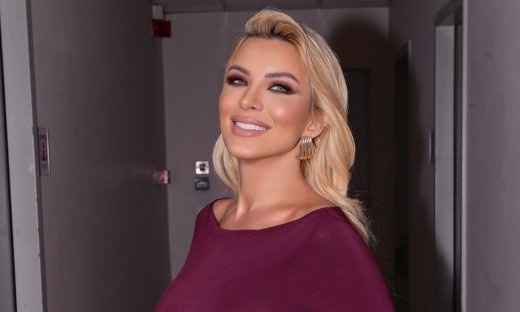 Καινούργιου: Απολαμβάνει όσο τίποτα την εγκυμοσύνη-Το φόρεμα αγκαλιάζει το σώμα, εκείνη την κοιλίτσα