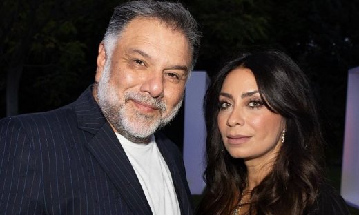 Νάνσυ Αντωνίου:  Η γυναίκα στο πλευρό του Αρναούτογλου – Διακριτική, λαμπερή και ταλαντούχα