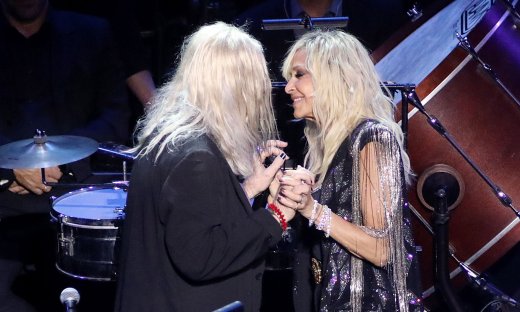 Η τρυφερή στιγμή της Άννας Βίσση με τον Νίκο Καρβέλα, το «σ' αγαπώ» και το φιλί!