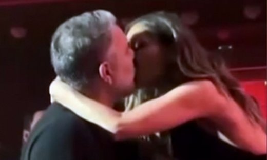 Το παθιασμένο φιλί του Μπισμπίκη στη Βανδή στην πρεμιέρα της με τον Αργυρό και οι αφιερώσεις!