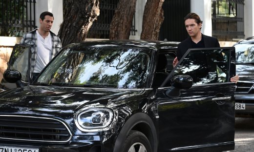 Να μ' αγαπάς: Λευτέρης και Ορφέας οπλισμένοι, σημαδεύουν ο ένας τον άλλον