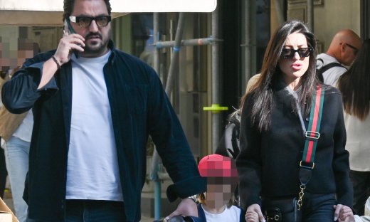 Φλορίντα Πετρουτσέλι- Άρης Γούτος: Βόλτα με τα παιδιά τους στην Χριστουγεννιάτικη Αθήνα