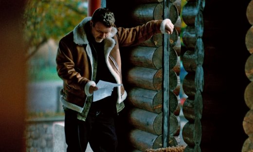 Ο Γιάννης Πλούταρχος σε ένα κινηματογραφικής αισθητικής video clip