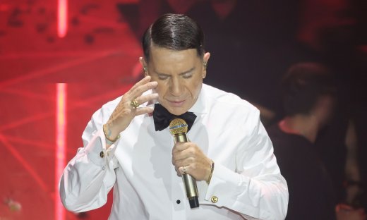 Στενό περιβάλλον Μαζωνάκη: «Λίγο πριν βγει στη σκηνή για την πρεμιέρα του ήταν αγχωμένος»