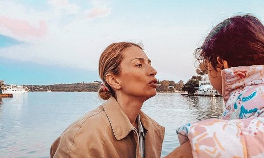 Μαρία Ηλιάκη: Η υπέροχη εικόνα από το στολισμένο σαλόνι της και η αγκαλιά με την κόρη της, Κατερίνα