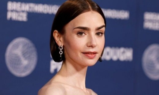 Η Λίλι Κόλινς γιορτάζει την παγκόσμια επιτυχία του «Emily in Paris» με το πιο εμβληματικό look