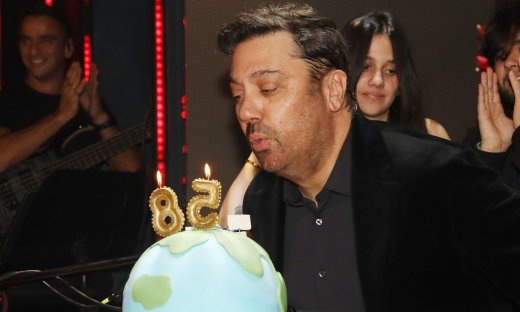 Μάνος Θεοφάνους: Οι σπάνιες φωτό και η απίστευτη ομοιότητα με τον πατέρα του, Γιώργο