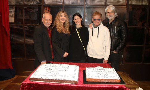 Κοπή πίτας για «Τα Χριστούγεννα του Σκρουτζ»-Η Γιούλη Ηλιοπούλου με την κόρη & ο τυχερός ηθοποιός