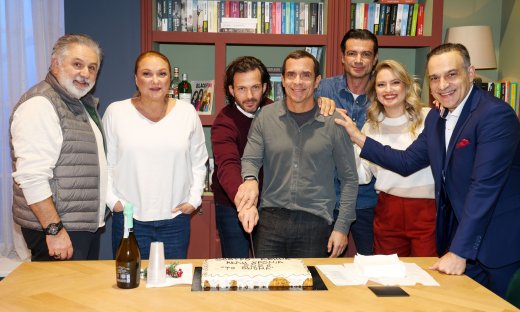 Θέατρο Αθηνά: Οι συντελεστές της παράστασης Το Όνομα έκοψαν την Πρωτοχρονιάτικη πίτα σε κλίμα χαράς